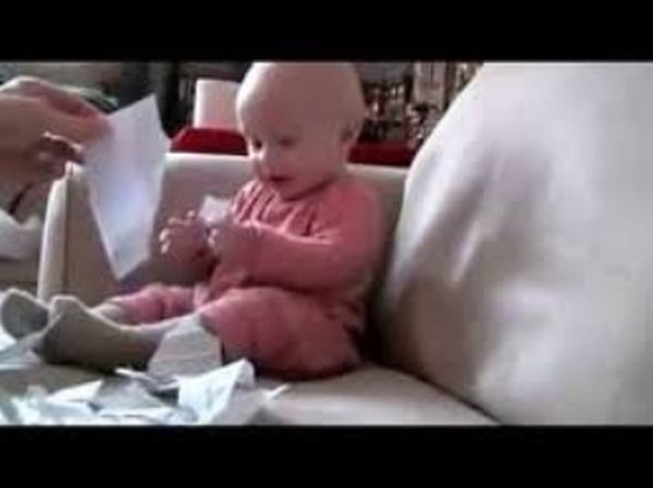 بالفيديو.. طفل يُصاب بحالة هستيرية من الضحك 