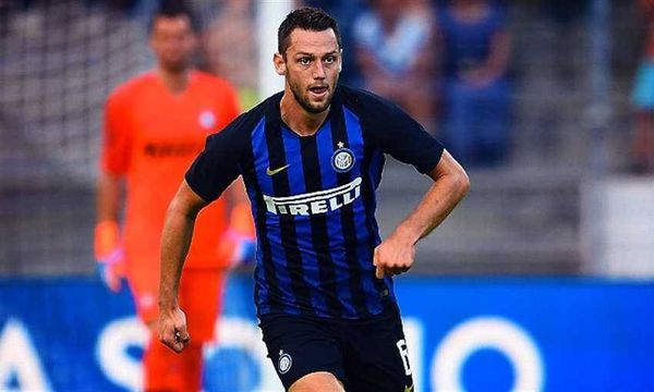 برشلونة يراقب... إنتر يحدد شرط التخلي عن مدافعه