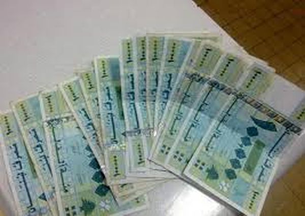 

مجهولون أقدموا ليلا على دخول دائرة اوقاف بر الياس وسرقة بعض محتواياته واموال الصندوق وهي بقيمة مليون دولار ومخزن الصور لاخفاء معالم الجريمة.