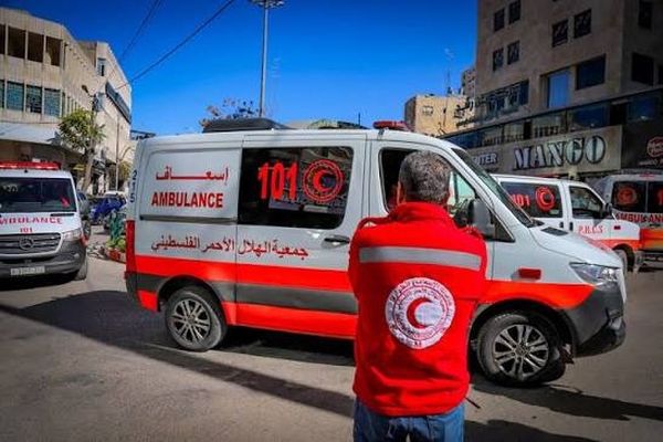 الهلال الأحمر الفلسطيني: قوات الاحتلال الإسرائيلي تحتجز طاقمنا بعد وصوله لموقع المنزل المستهدف في جنين