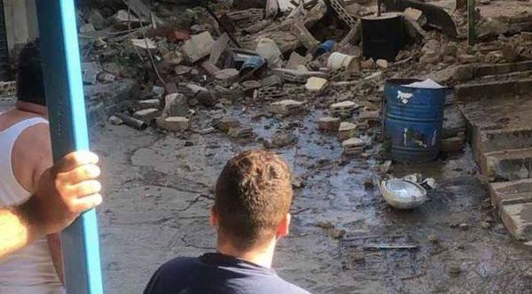 انتشال طفلة تبلغ من العمر سنتين من تحت ركام المبنى المنهار في طرابلس... كيف وضعها؟