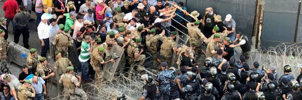 كيف تقبل يا حضرة العماد قائد الجيش ضرب رؤسائك السابقين بأعقاب البنادق؟
هل المجلس ونسمع شتائم فيه هو مكان مقدس كي لا يدخل اليه الا الله سبحانه ؟!
اغلقتم مجلس النواب 5 سنوات بالخيم وتم تعطيله وهذا اخطر من الدخول إليه