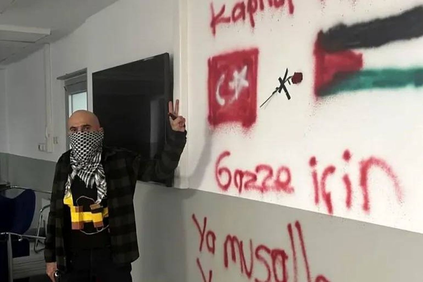 في تركيا... مسلّح يحتجز رهائن تضامنا مع غزة وهذا ما حصل