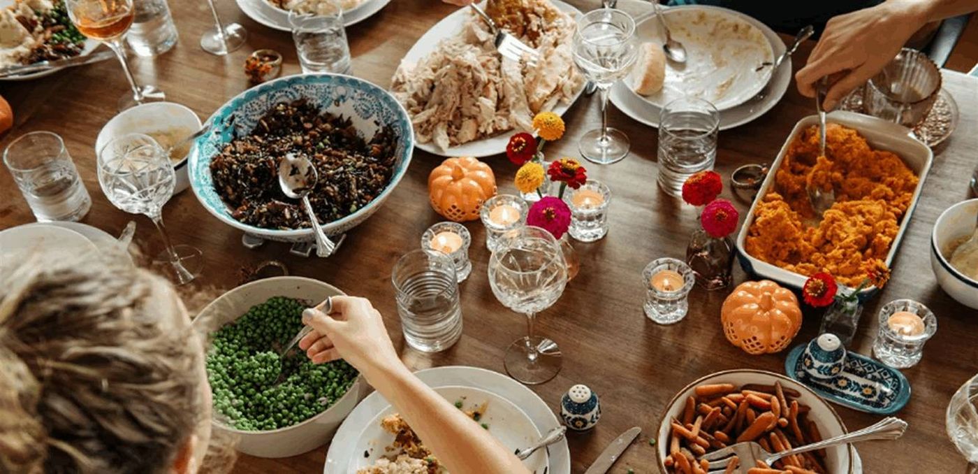 كيف تتجنب الانتفاخ خلال ولائم الأعياد؟