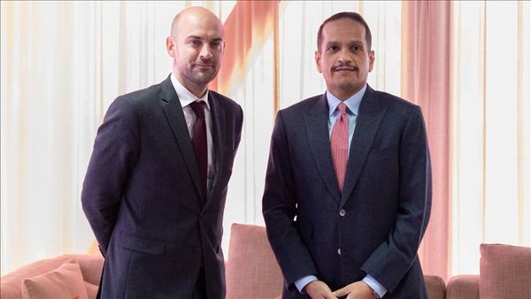 لقاء قطري–فرنسي في دافوس لبحث تطورات غزة وإيران وسوريا ولبنان