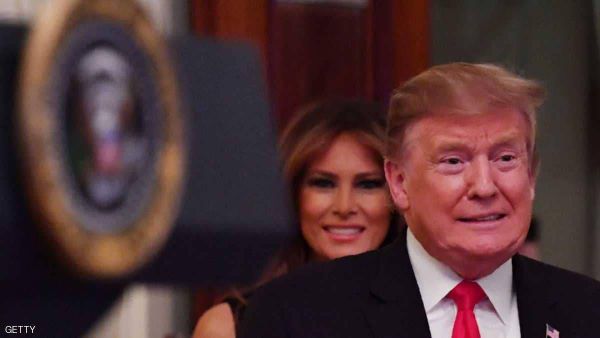 ترامب والسيدة الأولى يتبادلان القُبل علناً!