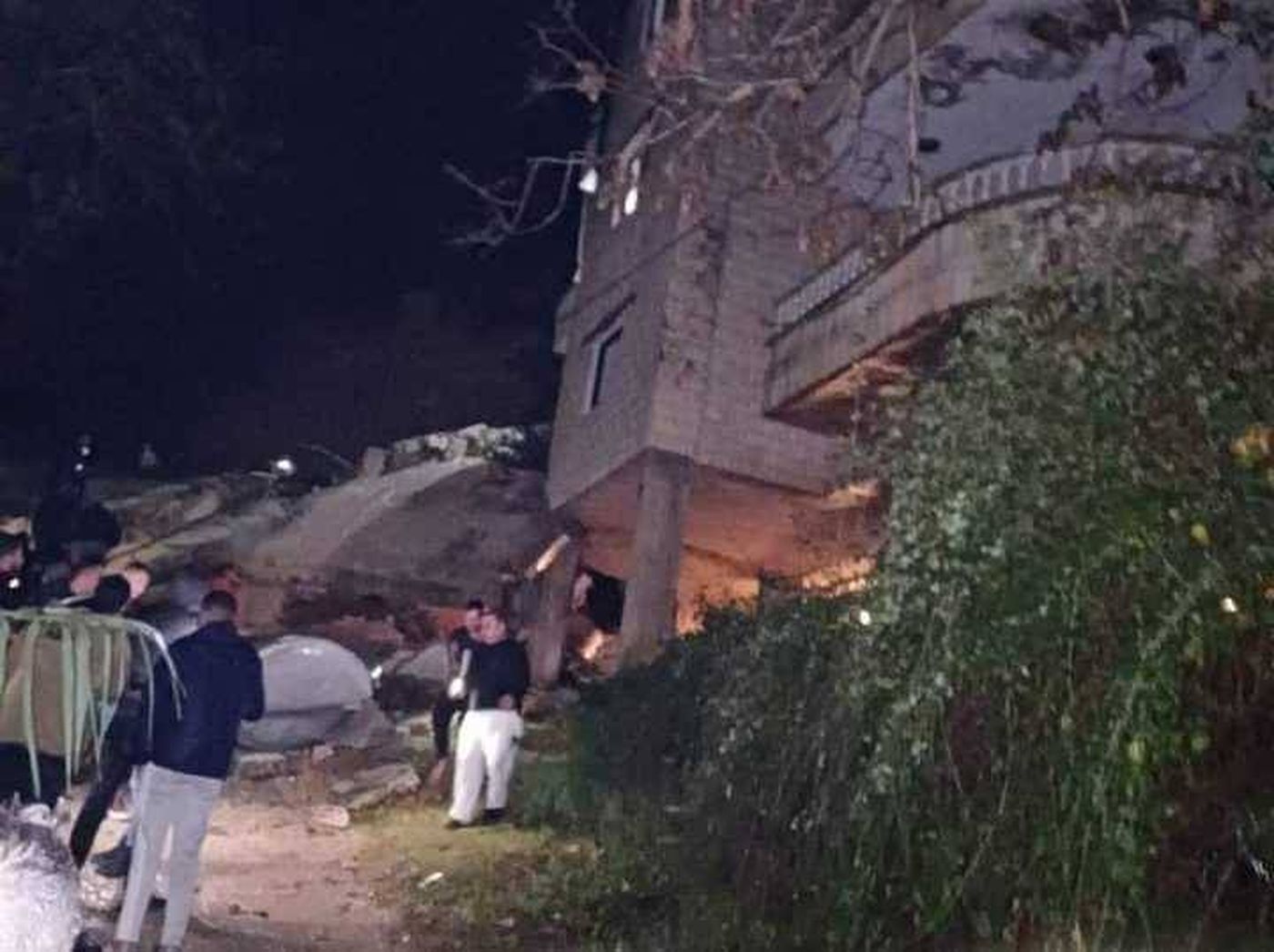 سقوط مبنى من ٣ طبقات في العمروسية -الشويفات.. واصابات من التابعية السورية!