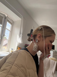 بيلا حديد تنشر صورا 