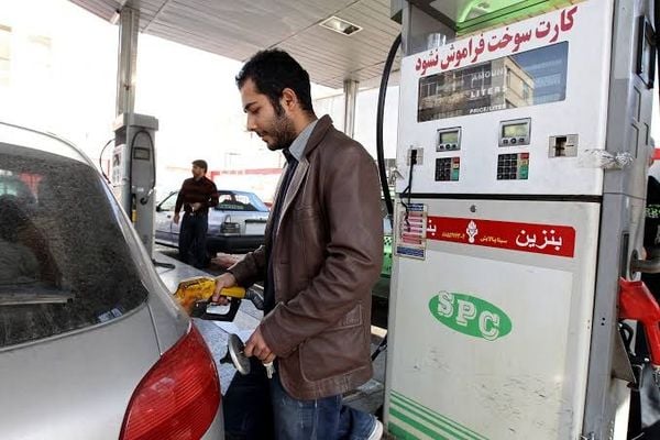 إيران: إلغاء دعم استيراد البنزين تدريجيًا
