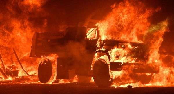 بالفيديو... حريق ضخم في كندا نتيجة تصادم 14 سيارة
