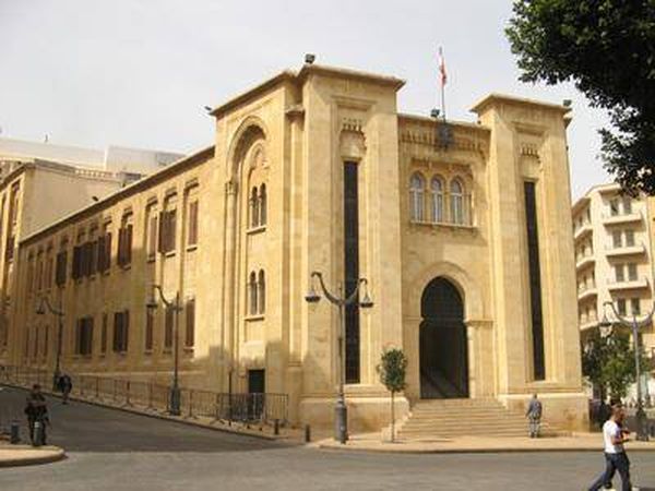 بدأ النواب بالتوافد إلى ساحة النجمة حيث تعقد الجلسة التشريعية وسط انتشار عدد كبير من عناصر قوى الأمن مقارنة مع يوم أمس