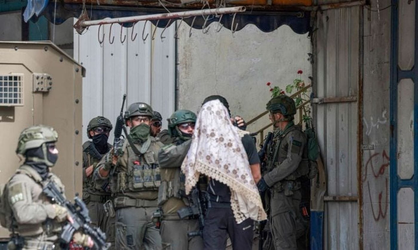 الاحتلال يعتقل 22 فلسطينياً بينهم صحافي بالضفة