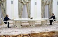 ماكرون يعلق على وصف بايدن لبوتين بـ
