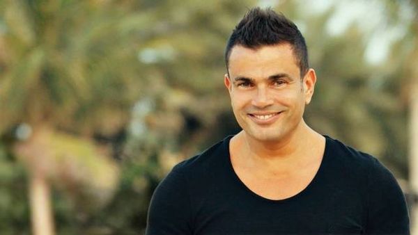 بالصور - عمرو دياب يصدم الناس ويثير القلق بنحافته المفرطة في عزاء والد خالد سليم.. كيف بدا؟!