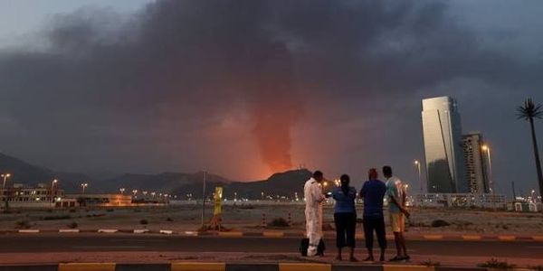 رويترز نقلا عن شاهد: رؤية ألسنة لهب وعمود كبير من الدخان الأسود يتصاعد بالقرب من مطار الرياض