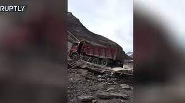 انهيار جسر لحظة مرور شاحنة