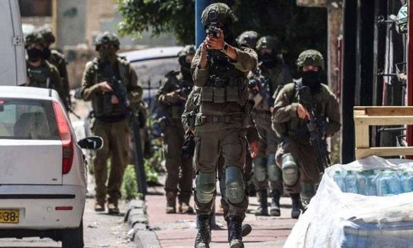 الاحتلال يهدم محال تجارية ويواصل اقتحام مخيم قلنديا