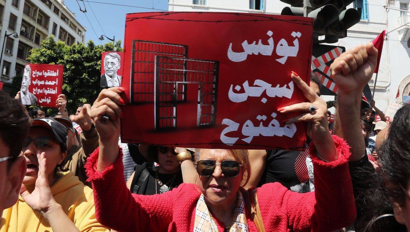 تونس: أحكام بالسجن على معارضين ومسؤولين سابقين