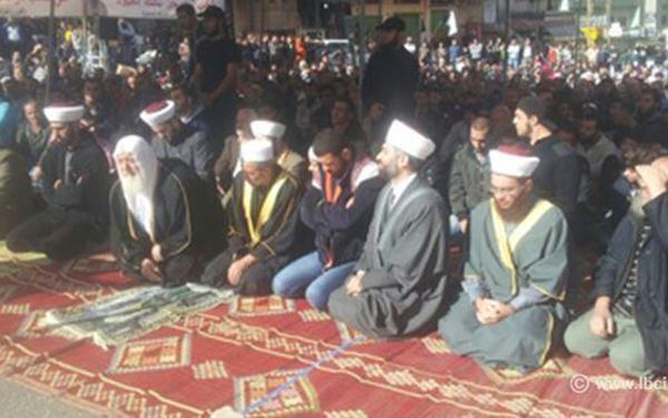 السفير الفرنسي زار بري والموسوي اصراراً على جمع الاطراف...
المطروح عقد «سان كلو 2» لحوار من اجل قواسم مشتركة...
اجتماع امني في طرابلس لمعالجة الوضع وقطع طرقات بعد توقيف 3 سلفيين...
وفد من العرقوب وحاصبيا سيجول على المسؤولين لشرح الوضع بين السنة والدروز