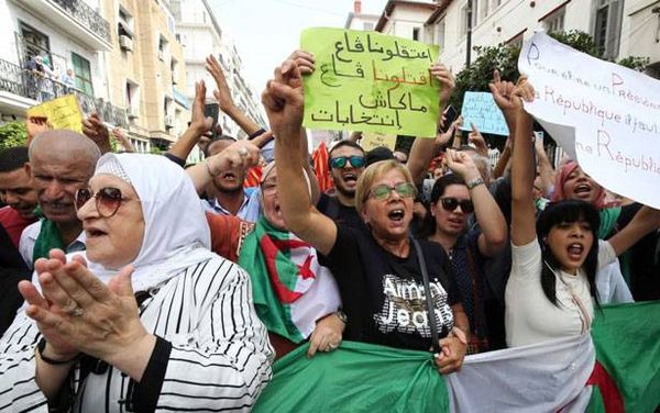 المتظاهرون الجزائريون يكسرون الحصار المفروض على العاصمة...