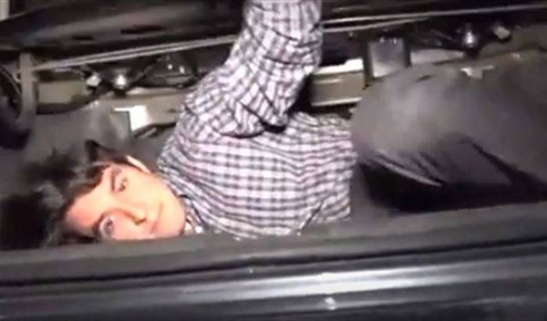 بالفيديو.. كيف تنقذ نفسك من داخل صندوق سيارة