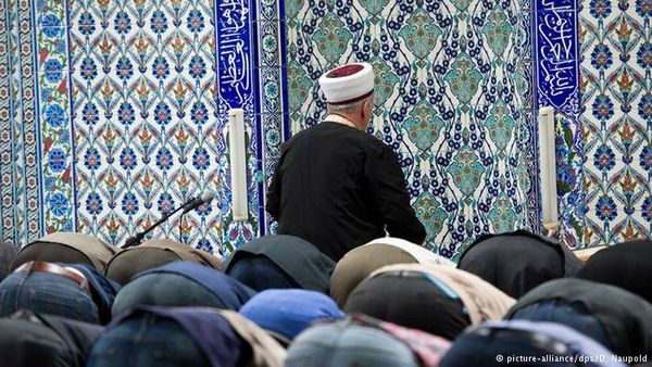 أئمّة أتراك يتجسّسون؟