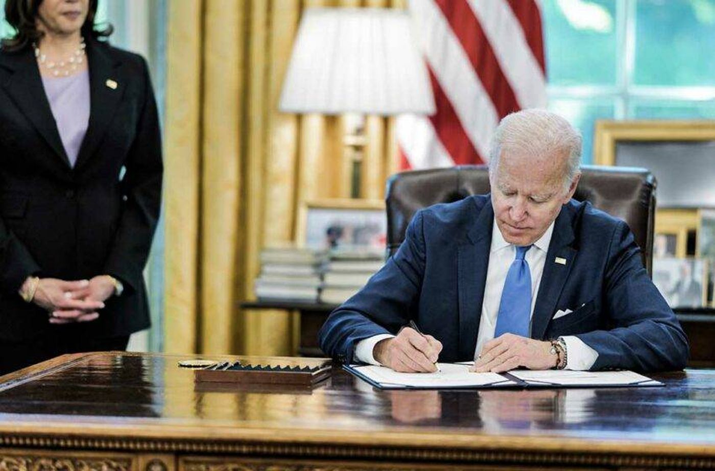 بايدن يوقع أمرا تنفيذيا يكفل للنساء الحصول على وسائل الإجهاض