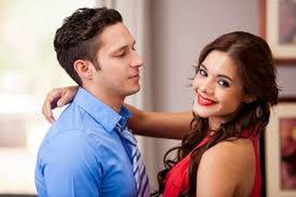 قصة رجل نصحه الأطباء بعدم النظر للنساء الجميلات لأنه كان يُصاب بـ..؟!