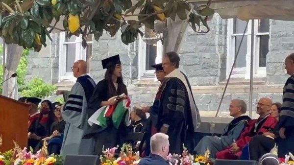 خريجون جامعيون يرفعون صور أبو عاقلة ويرفضون مصافحة بلينكن