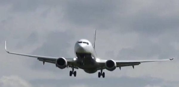 بالفيديو.. لحظات غيرت مصير طائرة ركاب في ليفربول