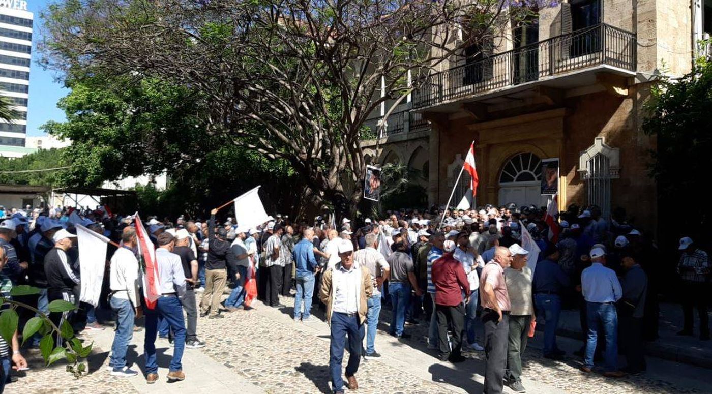 بالفيديو - متقاعدون في قوى الأمن الداخلي يقتحمون وزارة الداخلية