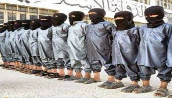 هكذا يُجند داعش الأطفال والمراهقين