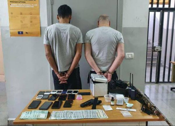 يروجان المخدرات من داخل شقة في محلة القرية.. فوقعا بقبضة الأمن