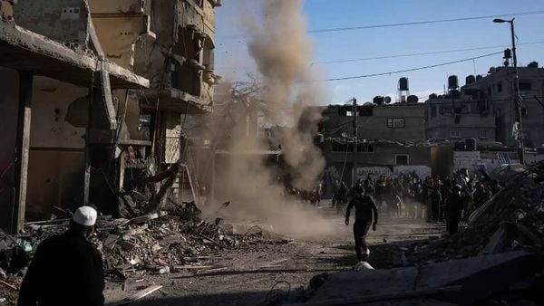 الجيش الإسرائيلي يعلن استهداف مواقع لحماس في غزة