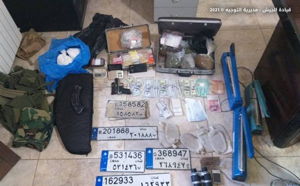 بالصورة... الجيش يضبط مخدرات وسيارة جيب مسروقة في حورتعلا ويوقف شخصين