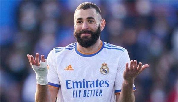 بنزيما يتردد في حسم وجهته.. فهل ينتقل الى السعودية؟