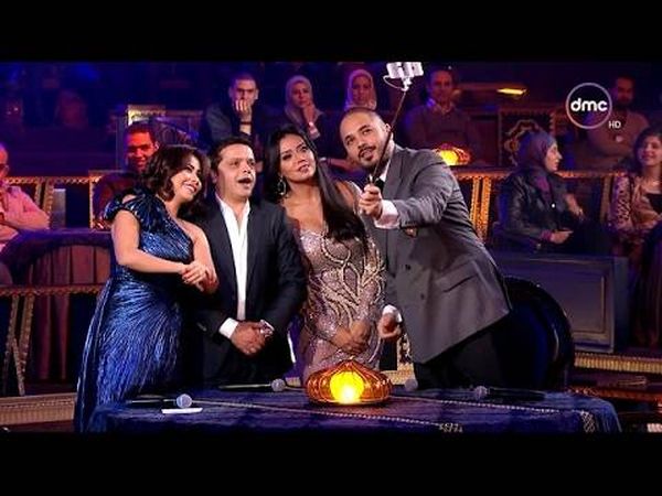 فيديو- محمد هنيدي يضحك بهستيريا بعد تقليد رامي عياش لهذا الفنان الشهير