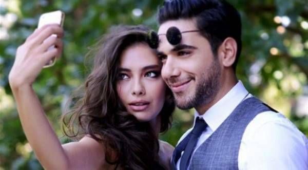 زوج نسليهان أتاغول يكشف الحقيقة ويتّهم المنتج بهذا الأمر