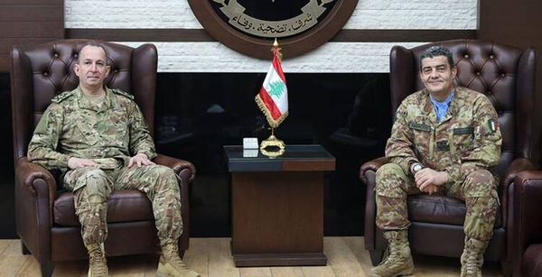 قائد الجيش يستقبل قائد 