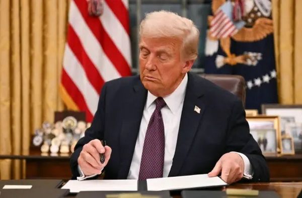 ترامب: الاتصال مع بوتين كان جيدا وهو يريد التوصل لاتفاق بشأن أوكرانيا، وبوتين وزيلنسكي سئما من القتال ويمكن أن يعقدا اجتماعا ثنائيا.