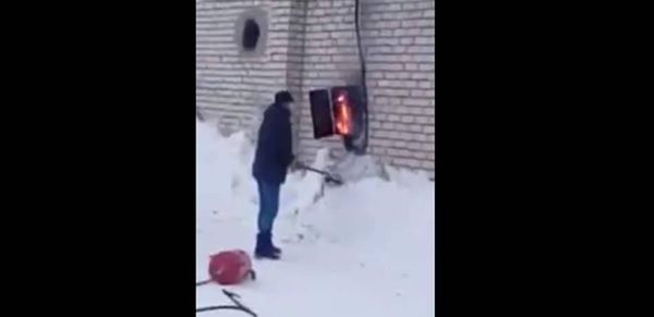 حاول إخماد حريق كهربائي بالجليد.. فكانت النتيجة مروّعة! (فيديو)