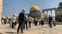 مستوطنون يقتحمون المسجد الأقصى
والمقاومة الفلسطينيّة تتصدّى للاحتلال في طولكرم