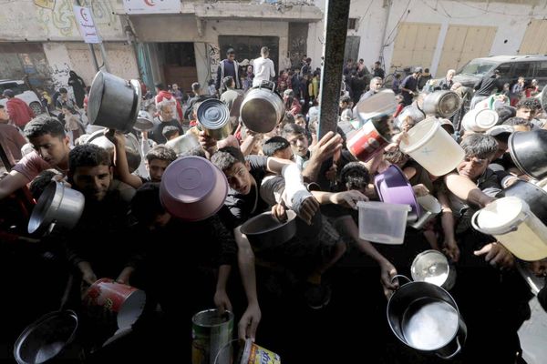 زلزال «الجنائية الدولية»... دعوات أوروبية لتنفيذ مذكرة توقيف نتنياهو
75 شهيدا شمالي غزة خلال 24 ساعة والمقاومة تستهدف مستوطنات الغلاف