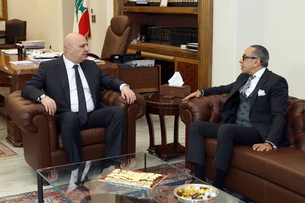 بحث المستجدّات الماليّة والنقديّة مع حاكم مصرف لبنان
عون عرض مع عيسى نتائج زيارة هيكل لواشنطن... والتحضيرات لعقد مؤتمر دعم الجيش
موسى: إلتزام مصري الى جانب الدول الخمس بإنجاح مؤتمر دعم الجيش والقوى الأمنيّة