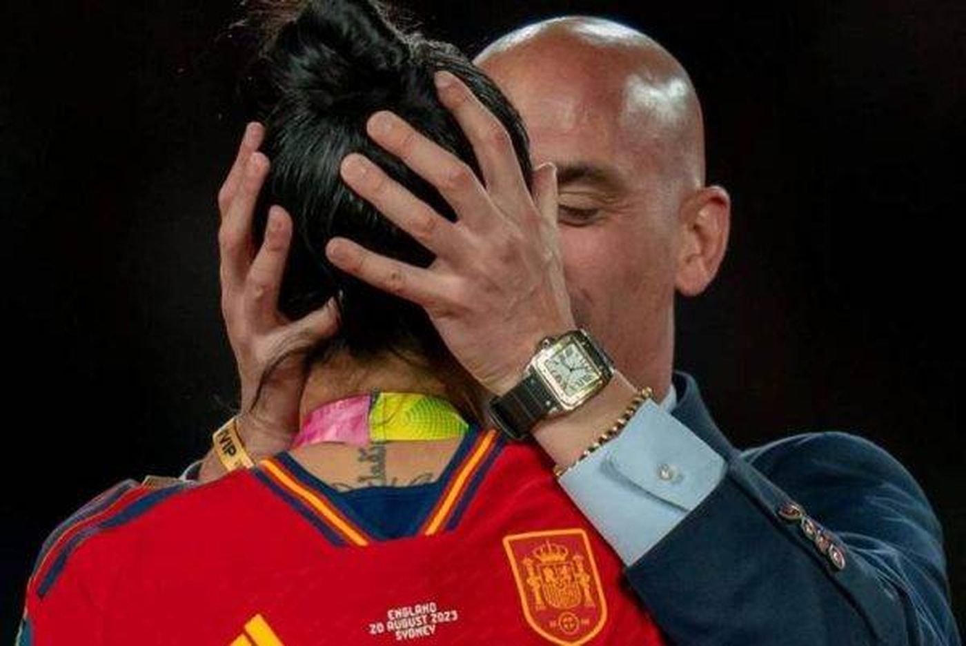 أزمة "القبلة" تابع... الإتحاد الإسباني يعتذر لعالم الكرة ويطيح بمدرب منتخب السيدات