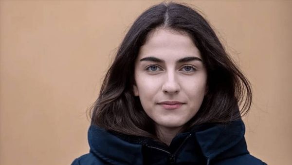شابة من أصل ايراني أصغر وزيرة في تاريخ السويد