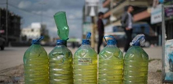 غالونات بنزين تباع في السوق السوداء في هذه المنطقة....