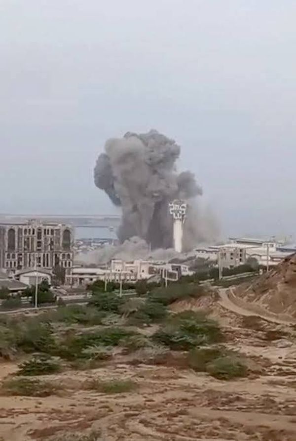 إيران تصعّد.. ضرب دفاعات أميركية وحرائق بهرمز
