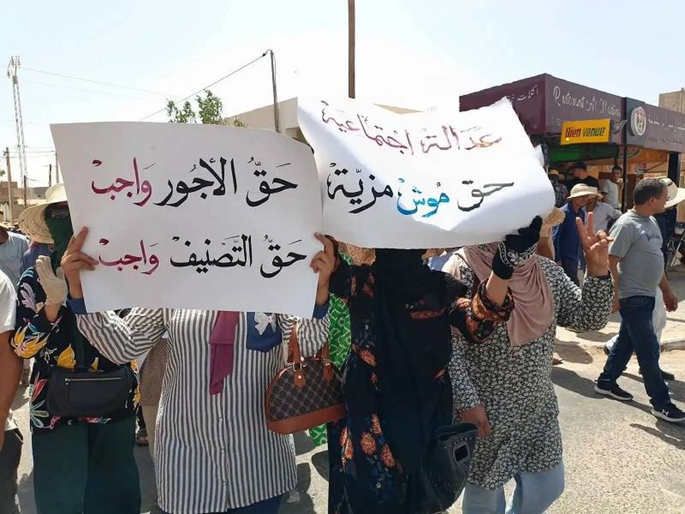 غلق طرق وإحراق إطارات.. احتجاجات عمالية تتصاعد في تونس