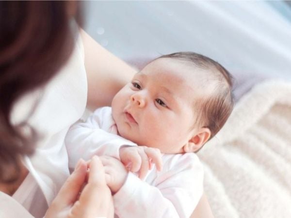 كيف يرى الرضيع العالم؟ رحلة تطور البصر خلال عامه الأول